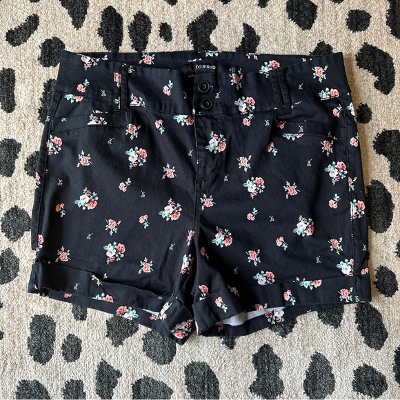 Torrid Shorts Black and Floral Size 16W - Picture 7 of 7